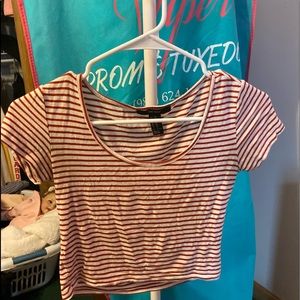 I’m selling this crop top Shirt from Forever 21 size XS. It’s White & Red.